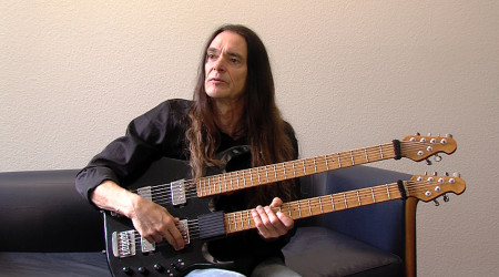 Jan Henning mit doppelhalsigem Bass | Bildquelle: RTF.1