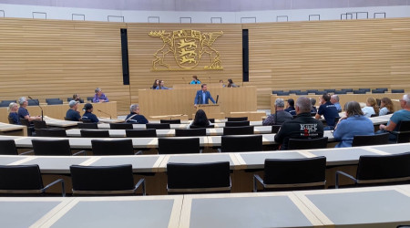 Manuel Hailfinger erkl&auml;rt dem Musikverein Grafenberg, wie Gesetze entstehen | Bildquelle: RTF.1