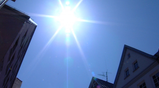 Die Sonne scheint vom Himmel | Bildquelle: RTF.1