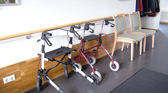 Rollatoren im Seniorenzentrum Gustav-Werner-Stift | Bildquelle: RTF.1