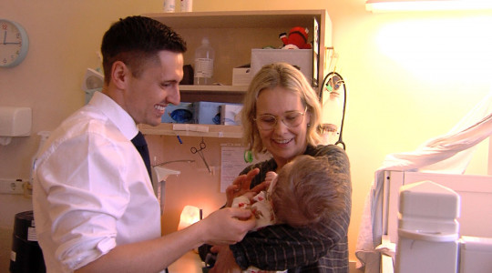 Dr. Max Menton streichelt intensivpflegebed&uuml;rftiges Kind | Bildquelle: RTF.1