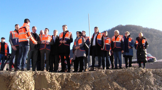 Besucher der Baustelle B28 in Bad Urach | Bildquelle: RTF.1