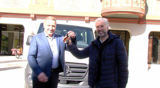 &Uuml;bergabe barrierefreier Bus von Boris Palmer an Vitalii Maletskyi | Bildquelle: RTF.1