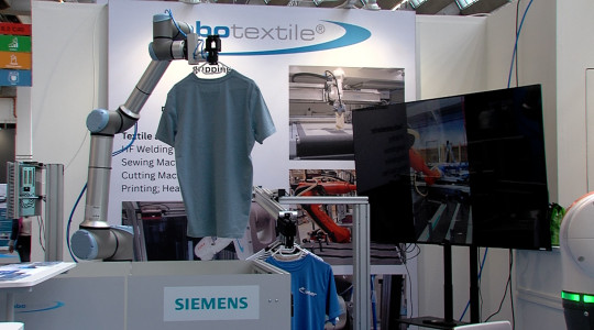 Am Stand von robotextile | Bildquelle: RTF.1