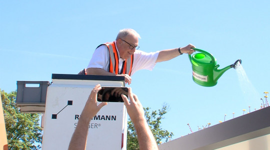 Thomas Keck gie&szlig;t begr&uuml;nte Bushaltestelle | Bildquelle: RTF.1