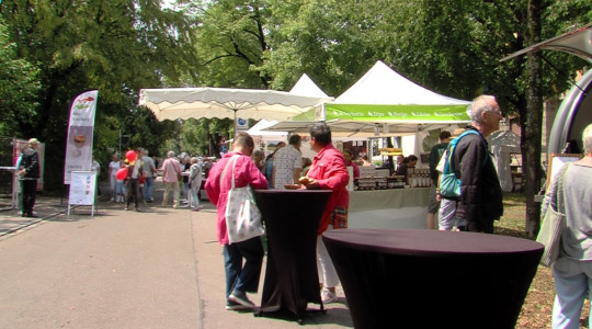 St&auml;nde und Besucher beim Neigschmeckt | Bildquelle: RTF.1