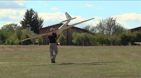 Mann mit Modellflugzeug | Bildquelle: RTF.1