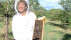 Birgit Wester mit Honigwabe | Bildquelle: RTF.1
