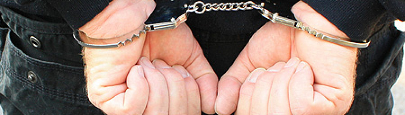 Person mit Handschellen | Bildquelle: pixelio.de - Rike