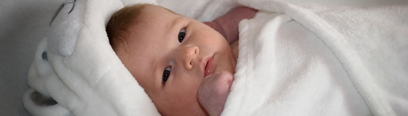Baby - in weisse Decke eingewickelt | Bildquelle: Pixabay.com
