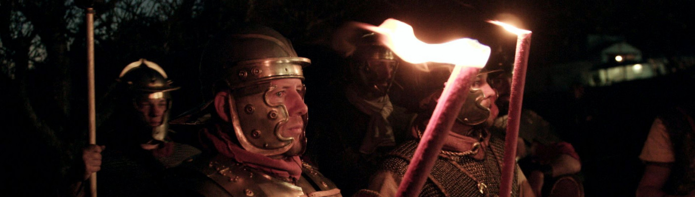 Römer im Schein der Fackeln | Bildquelle: RTF.1