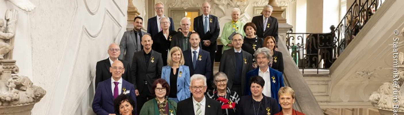 Dr. Paul Westrich (dritte Reihe links) erhält Landesverdienstorden, Quelle: Staatsministerium Baden-Württemberg | Bildquelle: Staatsministerium Baden-Württemberg