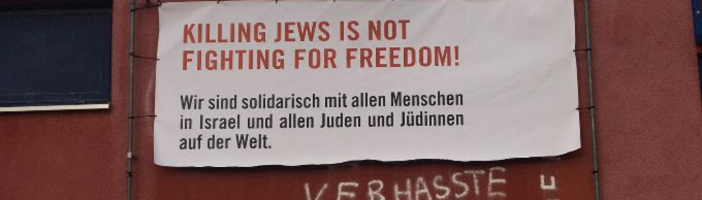 Zerrissenes Banner f&uuml;r Solidarit&auml;t mit Israel | Bildquelle: Landestheater T&uuml;bingen