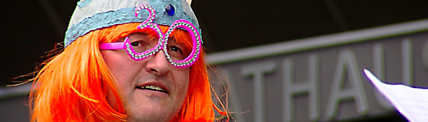 Hexen und Kindheitshelden stürmen Mössinger Rathaus | Bildquelle: RTF.1