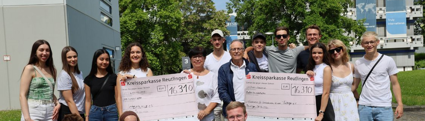 Spenden&uuml;bergabe Charity Radtour | Bildquelle: ESB Business School, Hochschule Reutlingen