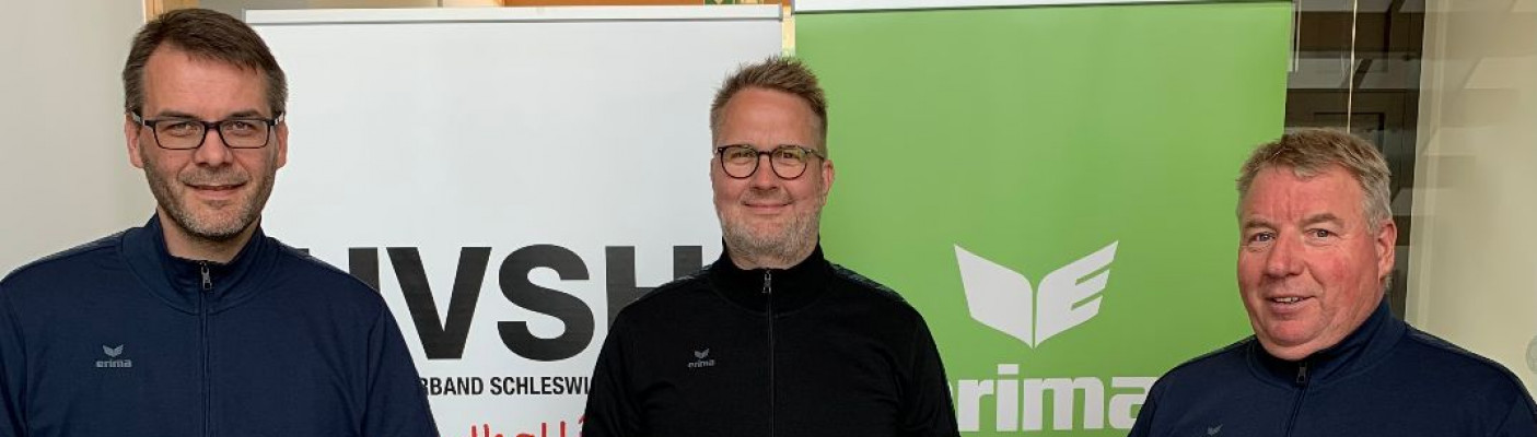  Sascha Zollinger, HVSH Geschäftsführer (links), Frank Pöhlmann, Verkaufsleiter Nord bei ERIMA (mittig), Dierk Petersen, HVSH Präsident (rechts)  | Bildquelle: ERIMA GmbH