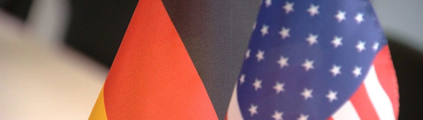 Deutsche Flagge und US-Flagge im IHK-B&uuml;ro | Bildquelle: RTF.1