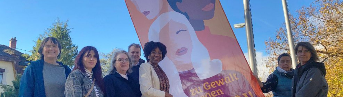 Fahne zu Gewalt gegen Frauen gehisst | Bildquelle: Zollernalbkreis