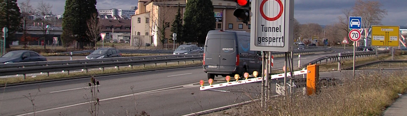 Der Fahrer übersah die Schranke bei der Abfahrt zum Scheibengipfeltunnel | Bildquelle: RTF.1