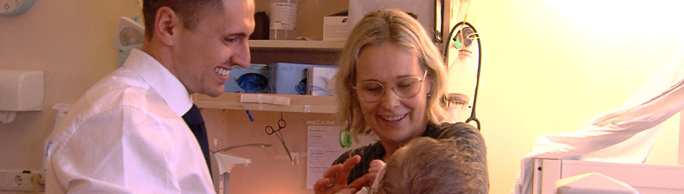 Dr. Max Menton streichelt intensivpflegebed&uuml;rftiges Kind | Bildquelle: RTF.1