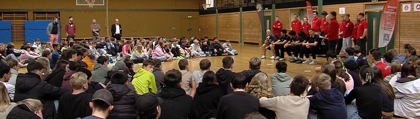 Sporthalle Engstingen mit Tigers und Schw&ouml;rerhaus | Bildquelle: RTF.1