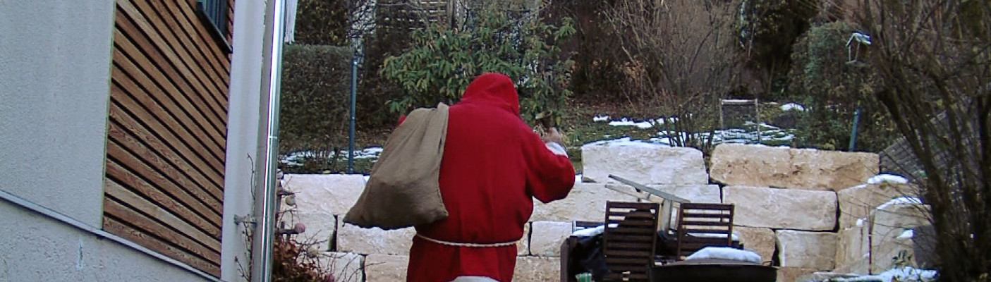 Der Weihnachtsmann l&auml;uft davon | Bildquelle: RTF.1