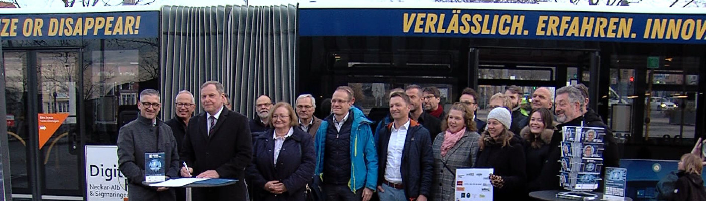 Gruppenfoto mit Unterschrift zum Digital Hub | Bildquelle: RTF.1