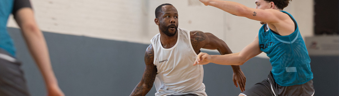 Jordan Johnson im Training gegen Kaya Bayram | Bildquelle: Dennis Duddek/T&uuml;bingen Tigers