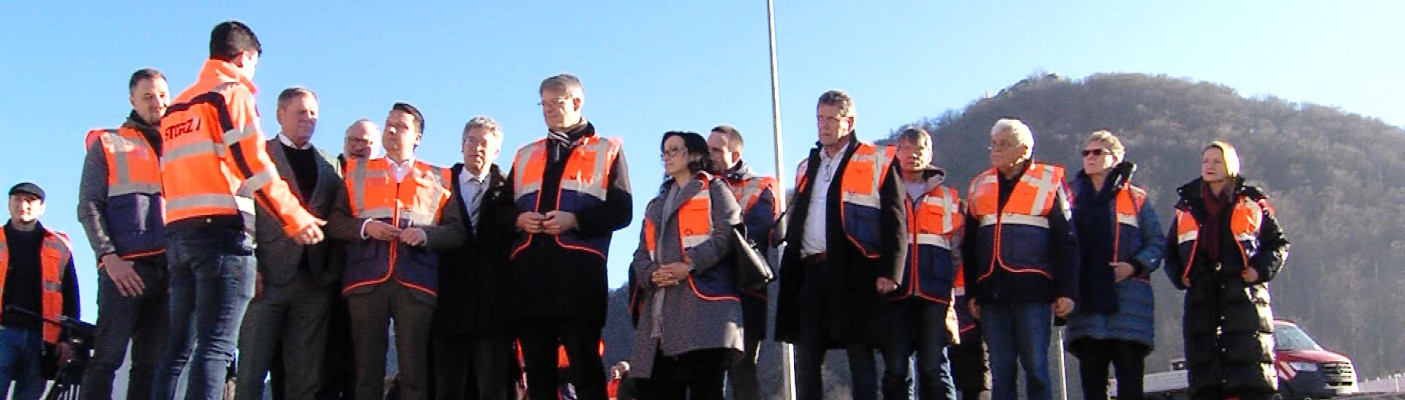 Besucher der Baustelle B28 in Bad Urach | Bildquelle: RTF.1