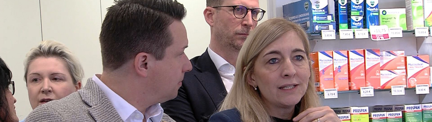 Nina Warken und Manuel Hailfinger in der Bahnhofs-Apotheke | Bildquelle: RTF.1