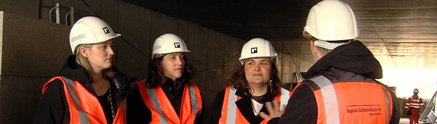 Isabel Cademartori (3. von links) l&auml;sst sich die Baustelle zeigen | Bildquelle: RTF.1