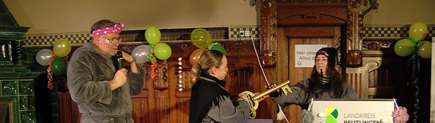 Die Schl&uuml;ssel&uuml;bergabe im Landratsamt | Bildquelle: RTF.1