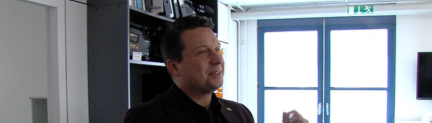 Manuel Hailfinger in der RTF.1-Redaktion | Bildquelle: RTF.1