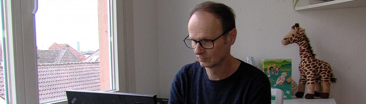 Jochen Weeber an seinem Laptop | Bildquelle: RTF.1