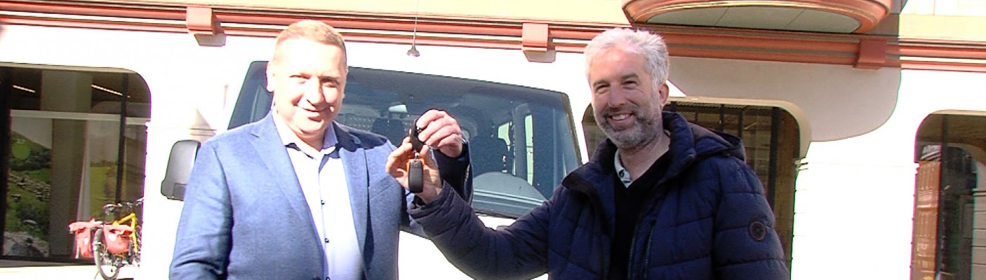 &Uuml;bergabe barrierefreier Bus von Boris Palmer an Vitalii Maletskyi | Bildquelle: RTF.1