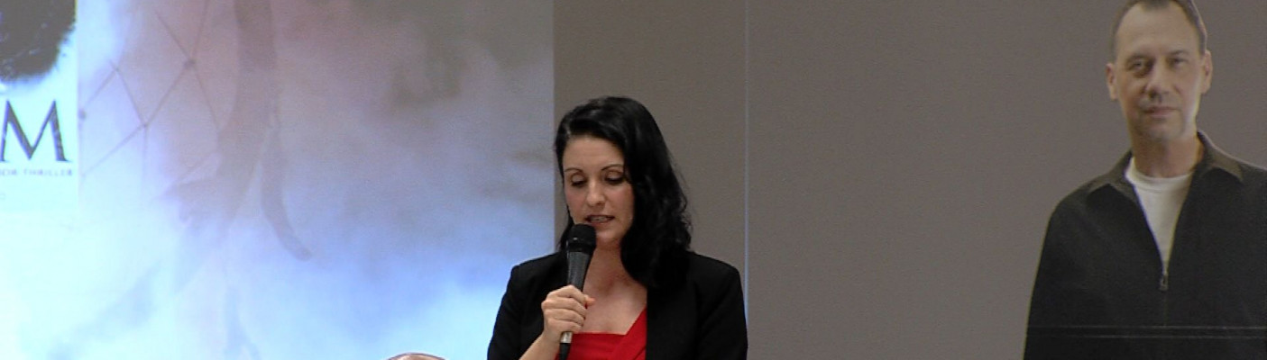 Annika Strauss mit Foto-Aufsteller von Sebastian Fitzek | Bildquelle: RTF.1