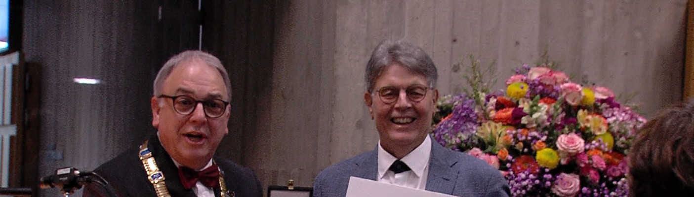 Oberb&uuml;rgermeister Thomas Keck verleiht B&uuml;rgermedaille in Gold an J&uuml;rgen U. Fuchs | Bildquelle: RTF.1