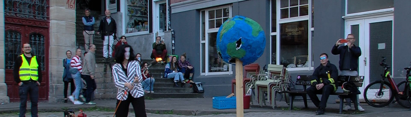 Katherina Reiche-Darstellerin auf dem T&uuml;binger Marktplatz | Bildquelle: RTF.1