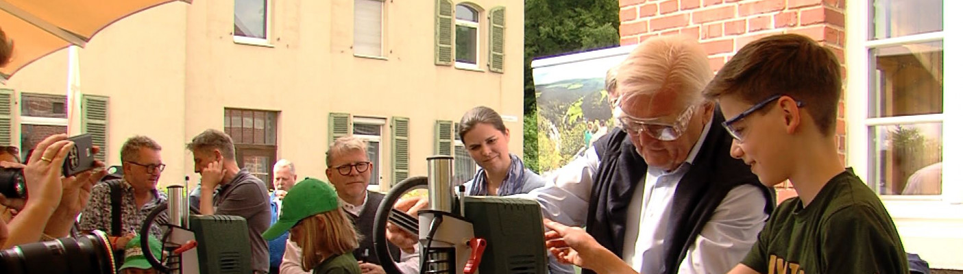 Bundespr&auml;sident Steinmeier beim Bohren von Insektenhotels | Bildquelle: RTF.1