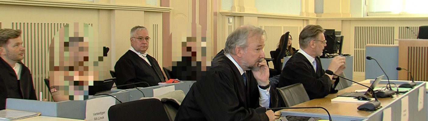 Angeklagte und Verteidiger im Landgericht Hechingen | Bildquelle: RTF.1