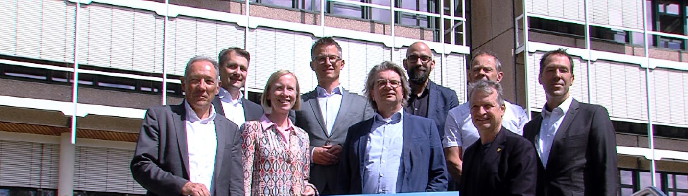 Die Projektbeteiligten halten vor dem Landratsamt ein Bild der Zollern-Alb-Bahn hoch | Bildquelle: RTF.1