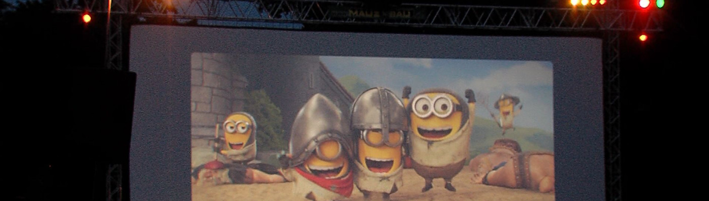 Die Minions auf der Leinwand im Open Air Kino | Bildquelle: RTF.1