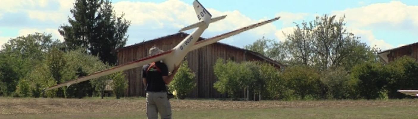 Mann mit Modellflugzeug | Bildquelle: RTF.1