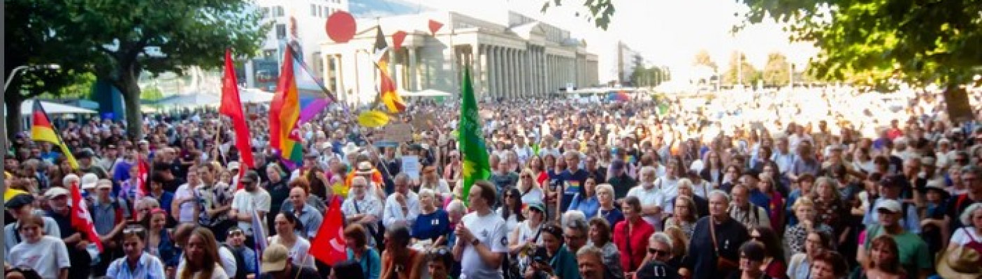 "Mut statt Wut" - Demozug f&uuml;r Vielf&auml;ltigkeit und Toleranz | Bildquelle: Instagram/pulseofeurope_stuttgart/vhs_stuttgart/omas_gegen_rechts_stuttgart