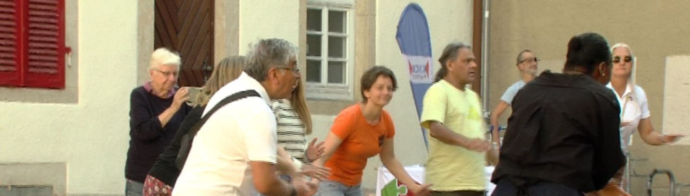 Leute tanzen im Spitalhof | Bildquelle: RTF.1
