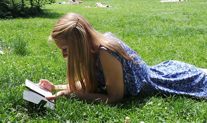Junge Frau beim Lesen | Bildquelle: pixabay.com