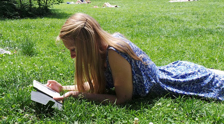 Junge Frau beim Lesen | Bildquelle: pixabay.com