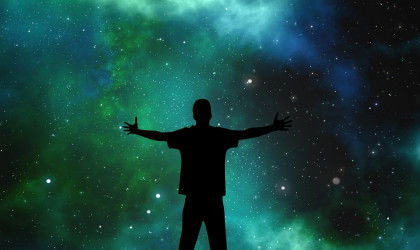 Mensch vor Sternenhimmel mit Milchstraße | Bildquelle: Pixabay