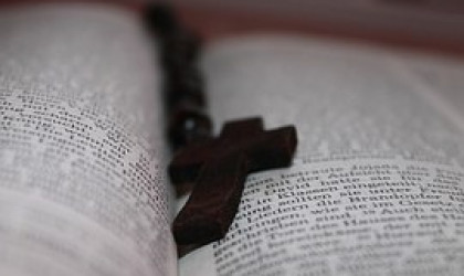 Buch aufgeschlagen mit Kreuz | Bildquelle: Pixabay