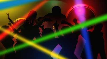 Party - Tanzende Gäste mit buntem Laserlicht - Symbolbild | Bildquelle: Pixabay.com